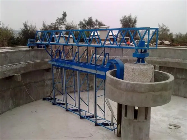 水平管刮吸泥机